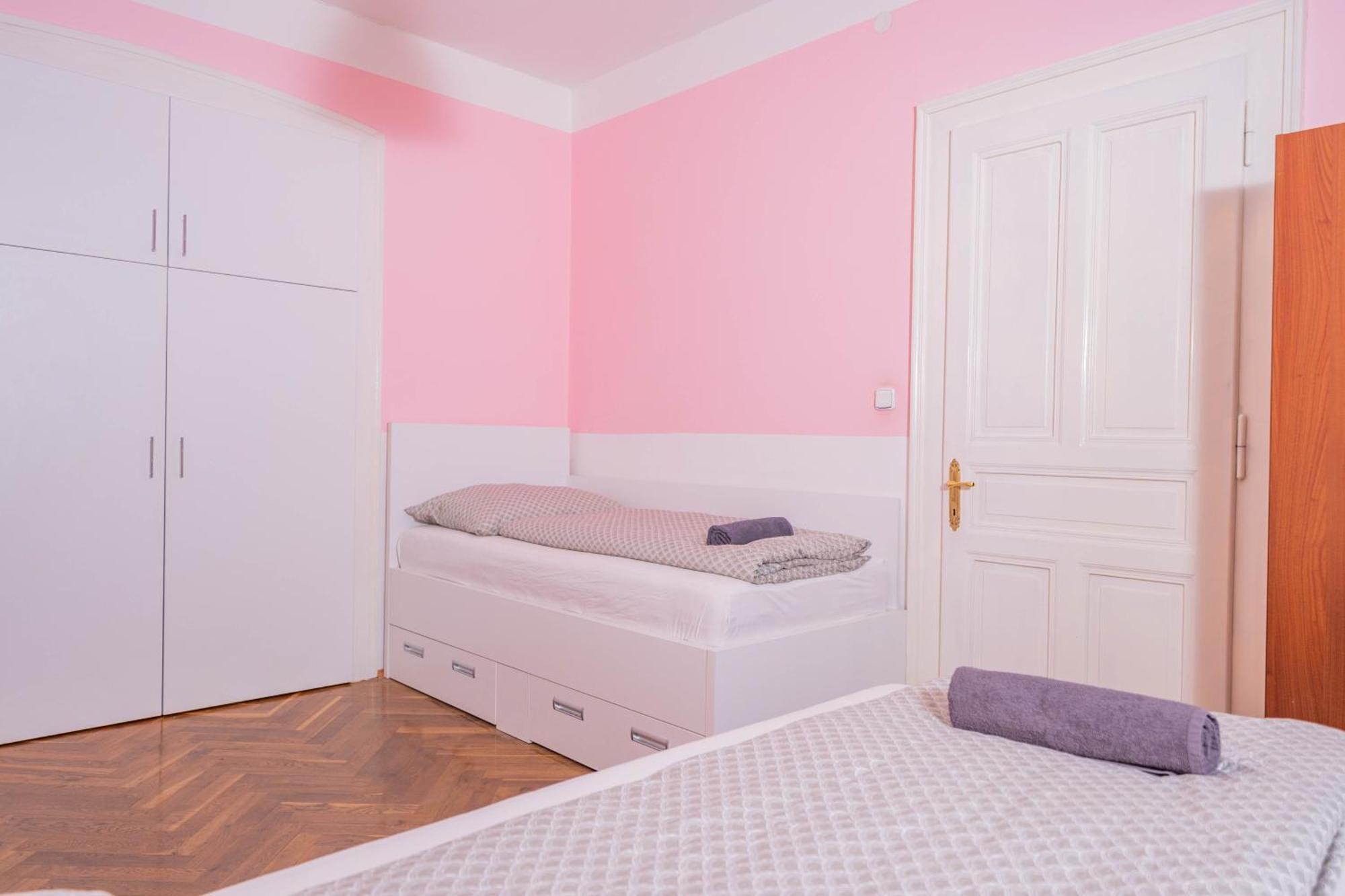 1 Bob's - 2 Bedrooms And Living Apartment Prague