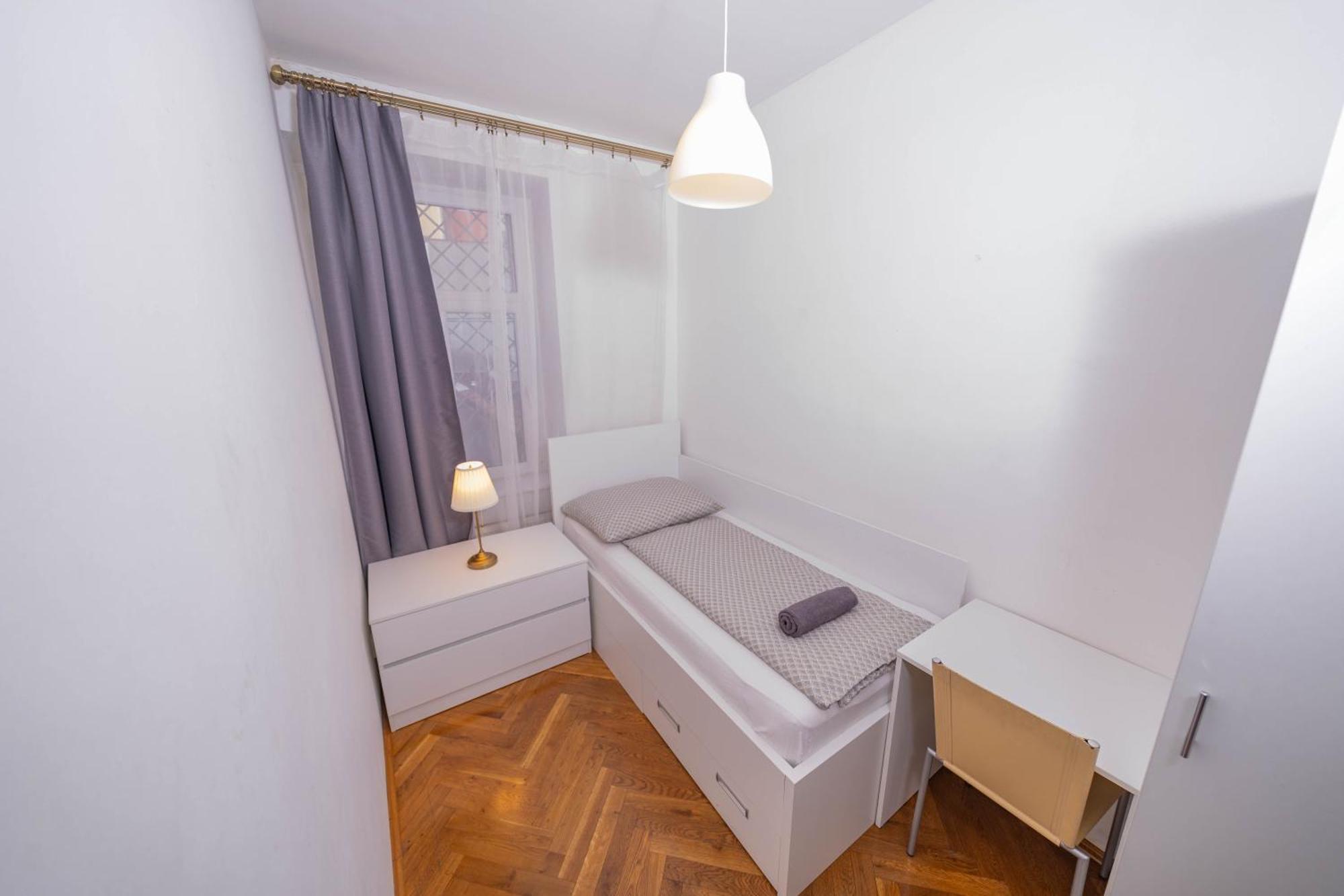 1 Bob's - 2 Bedrooms And Living Apartment *