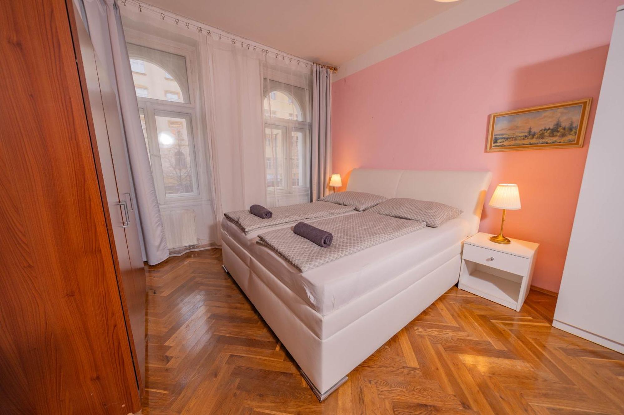 1 Bob's - 2 Bedrooms And Living * Prague